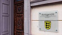 Der Schriftzug „Amtsgericht“ auf einem Schild am Eingangsbereich des Gerichts in Sigmaringen. Unter dem Vorsitz von Richterin Selina ...