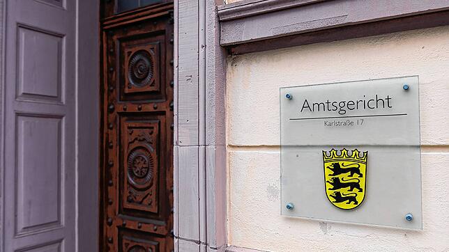 Der Schriftzug „Amtsgericht“ auf einem Schild am Eingangsbereich des Gerichts in Sigmaringen. Unter dem Vorsitz von Richterin Selina ...