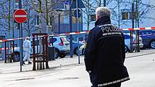 Ein Polizist steht an dem abgesperrten Tatort in Albstadt-Ebingen.