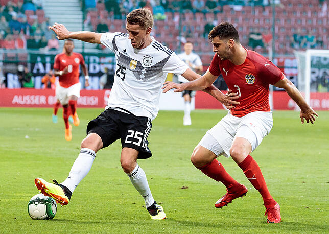 Nils Petersen (l) und Aleksandar Dragovic aus Österreich in Aktion.