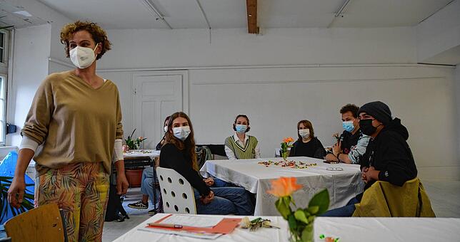 Anna Blank, Leiterin der Kunstschule (links), begrüßt die 14 neuen Studenten des Vorstudiums Gestaltung in den Räumen der Kunstschule.