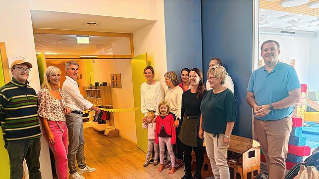 Feiern das Projekt (von links): Fabian Schmidt, Silvia Brandl (Kinderhaus), Reinhard Matt (Schreiner), Sarah Philipp, Sandra Geib, ...