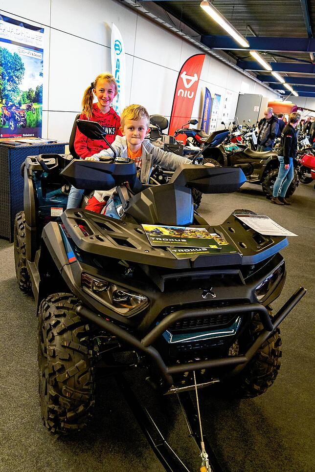 Leonie und Maximilian Fichter aus Öfingen dürfen auf einem der neuen Quads Probe sitzen.