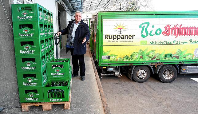 „Es gibt keinen Grund zum Hamstern“, stellt der Konstanzer Brauerei-Chef Karl-Bernhard Ruppaner fest. Die Getränkeproduktion ...