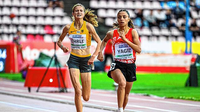 Julia Ehrle bei der U20-Europameisterschaft in Tampere in Finnland. Hier im Bild im Schlusssprint über 5000 Meter gegen die Türkin Edibe ...