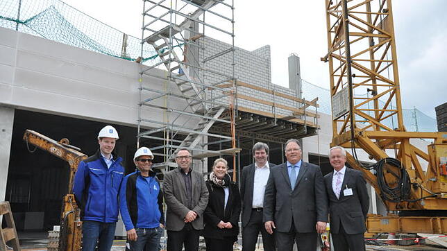 Beim Richtfest zur Halle vier der Firma Eto Magnetic (von links): Bauleiter Mario Mayr, Polier Werner Schüle, Projektleiter Haustechnik ...