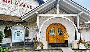 Immer für die Gäste da: Seniorchefin Monika Sättele vor dem Hotel Sättele, das im vergangenen Jahr sein 60-jähriges Bestehen feierte.