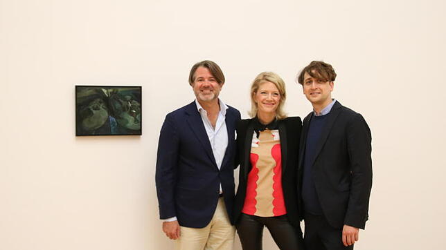 Eine Ausstellung, die dem Erbprinzenpaar am Herzen liegt (von links): Christian zu Fürstenberg, seine Frau Jeannette und Kurator Moritz ...