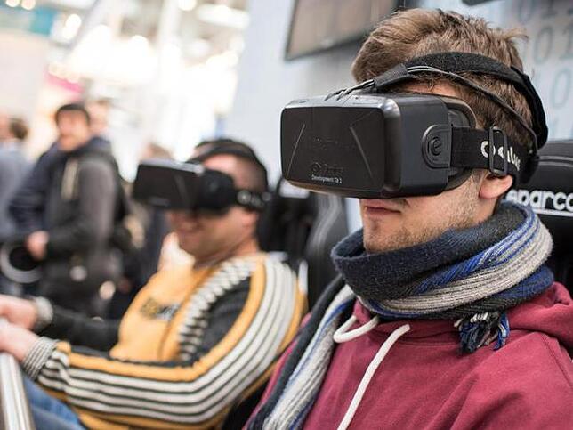Besucher der Cebit-Messe tauchen mit der Virtual-Reality-Datenbrille Oculus Rift in die virtuelle Realität ein.
