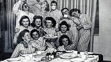 Das Bild einer Geburtstagsfeier &ndash; Pyjamaparty &ndash; im 7er-Schlafsaal im Reichsarbeitsdienstlager Schloss Krauchenwies 1941 mit ...