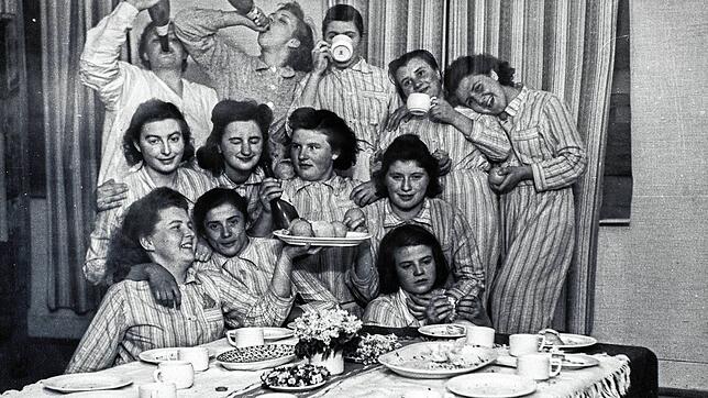 Das Bild einer Geburtstagsfeier – Pyjamaparty – im 7er-Schlafsaal im Reichsarbeitsdienstlager Schloss Krauchenwies 1941 mit ...