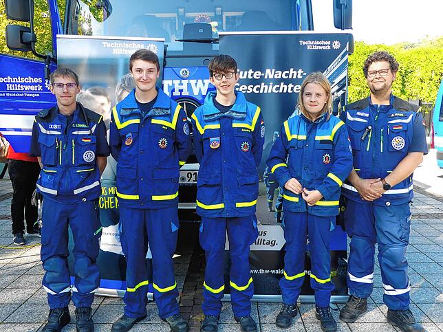 Mitglieder des THW vor einem Einsatzfahrzeug (von links): Calvin Lehmann, Max Blecher, Sebastian Günther, Oli Lesnikowski und Alexander ...
