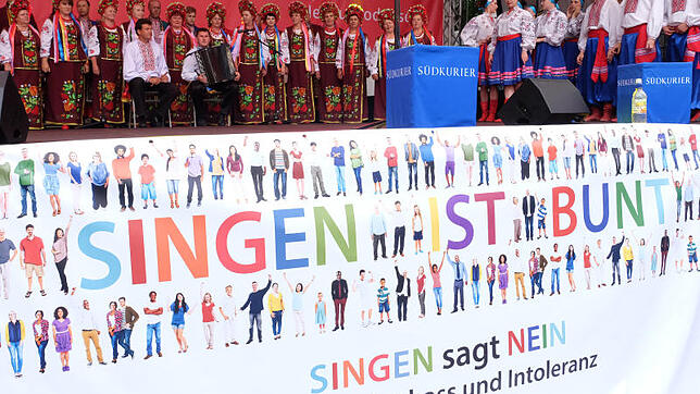 Der Besuch einer großen Delegation mit Sängern, Musikern und Tänzern aus der Partnerstadt Kobeljaki war am Singener Stadtfest eine ...