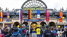 Roland Mack (M), Mitbegründer und geschäftsführender Gesellschafter des Europa-Parks, spricht von einem Balkon zu Besuchern des ...