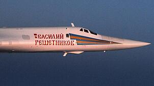 Das Flugzeug Tupolew Tu-160 gehört zu den größten Militärflugzeugen der Welt.