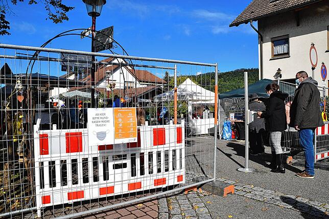 An den Zugängen zum Marktgelände erläutern Hinweistafeln die geltenden Hygieneregeln.