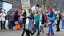 So wie auf dem Bild vom Narrenumzug 2020 kündigten Gurtweiler Frauen den Neuen Narrenverein an. Wenigstens mit der Ausgabe einer ...