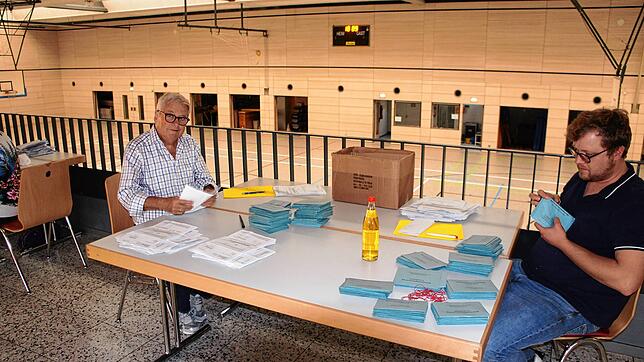 Die Auszählung der Briefwahlstimmen in der Murgtalhalle zog sich bis fast 22 Uhr hin. Am Ende blieb die CDU trotz großen Verlusten knapp ...