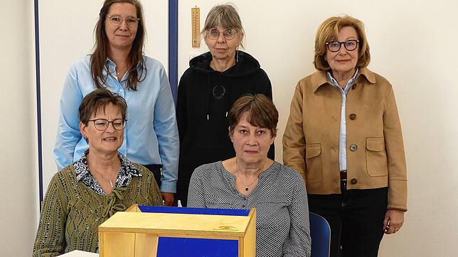 Sie wollen im Familienzentrum Lauchringen gemeinsam mit dem Pflegestützpunkt des Landratsamts Waldshut einen Demenzparcours für pflegende Angehörige, Interessierte oder Menschen, die mit Demenzkranken zu tun haben, anbieten. Im Bild eine der Boxen. Vorn, von links: Ursula Kramm und Daniela Roters sowie (hinten, von links) Anne Wendler, Ulla Hahn und Elisabeth Kaiser. | Bild: Susanne Schleinzer-Bilal