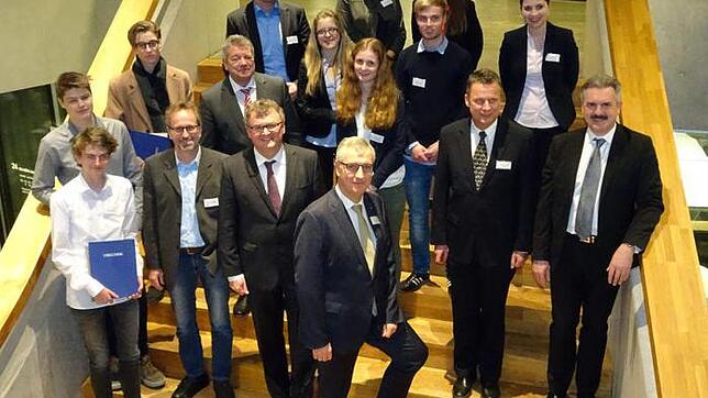Entspanntes Gruppenfoto: Die Preisträger der Zeppelin-Jugendstiftung "JUST"! zusammen mit Lehrern, Professoren, Moderatoren. Im ...