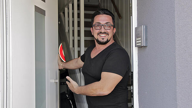 OB-Kandidat Cem Yazici öffnet die Türe seiner Wohnung in der Neckarstraße.