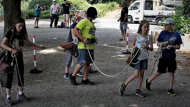 Die Mitglieder des Jugendrotkreuzes aus Bad Säckingen hatten an der Codmananlage die Aufgabe, eine blinde Person (Junge mit Mütze über ...