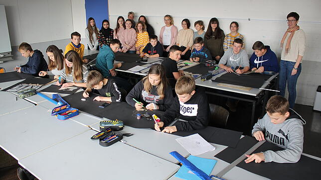 Die 24 Schüler der Klasse 8a des Löffinger Schulverbunds sorgen erstmals für einen beghbaren Adventskalender in Löffingen.