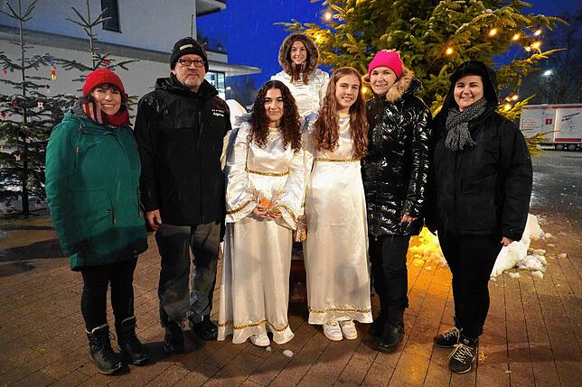 Das Organisationsteam des Lauchringer Adventsmarkts freute sich sehr über die zahlreichen Besucher, die den Wetterverhältnissen ...