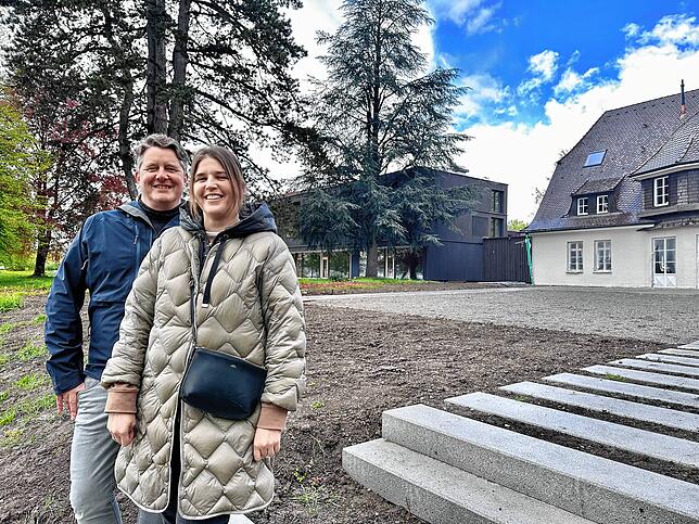 Hendrik und Sandra Fennel betreiben das neue Tagungshotel samt Restaurant und großer Terrasse zum Seeufer hin.