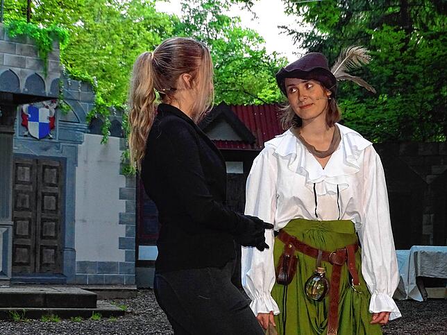 Lady Marian (Lisa Kiesewetter, links) und Robin Hodd (Annalena Maile), der in Wirklichkeit Robert von Loxley heißt wurden auch in der ...