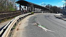 Vom Bahnhof kommend, gerät ein Auto kurz vor der Brücke auf die Gegenfahrbahn. Dann kommt es zur Kollision.