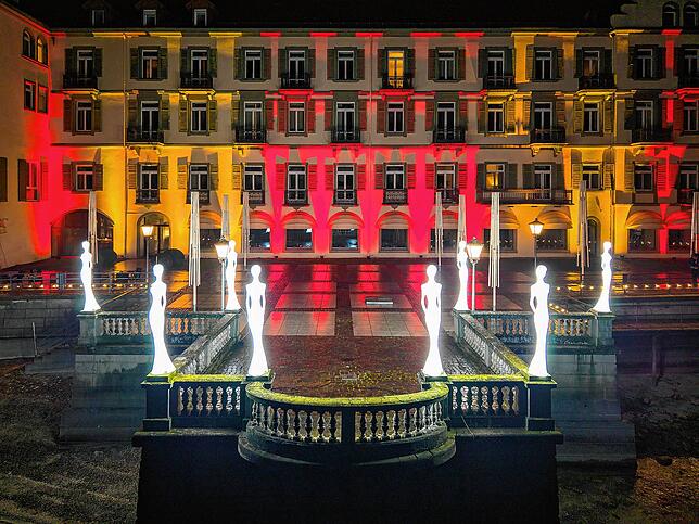 Beleuchtet wird die Fassade des Hotels zum See. Das Farbenspiel ist aber vorerst nur bis Sonntagabend zu bestaunen.