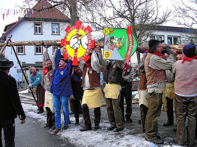 Zur Gaudi für die Akteure des Narrenbaumstellens der Wolterdinger Bregtal-Glonki und den befreundenden Waldwinkelnarren aus ...