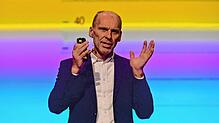Stefan Bratzel, Experte für Automobilwirtschaft, spricht beim Wirtschaftstreffen in Villingen-Schwenningen vor rund 370 Zuhörern, ...