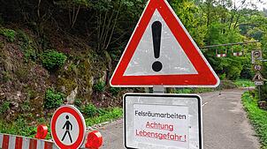 Die Arbeiten haben begonnen: Nun ist auch der Durchgang für Fußgänger verboten. Bislang hing so ein Schild nur in Hohenfels, aber nicht ...