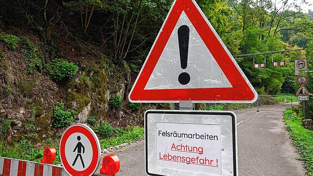 Die Arbeiten haben begonnen: Nun ist auch der Durchgang für Fußgänger verboten und zusätzlich wird ein Teil des Albsteigs für ...