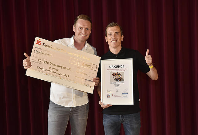 René Sontheimer und Nils Dörflinger vom FC&nbsp;Dauchingen erhalten 2000 Euro für einen neuen Kinderspielplatz.