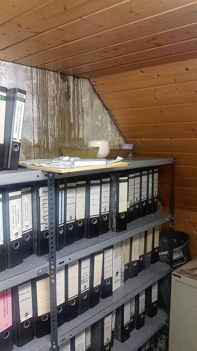 Die Räume unter dem Dach des Anbaus werden als Archiv genutzt