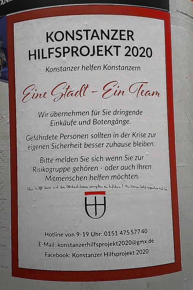 Wie hier an der Litfaßsäule in der Wessenbergstraße ist das Plakat &bdquo;Konstanzer Hilfsprojekt 2020&ldquo; an vielen Orten in der ...