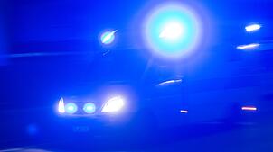Der Rettungsdienst brachte den lebensgefährlich verletzten 37-Jährigen ins Krankenhaus. (Symbolbild)