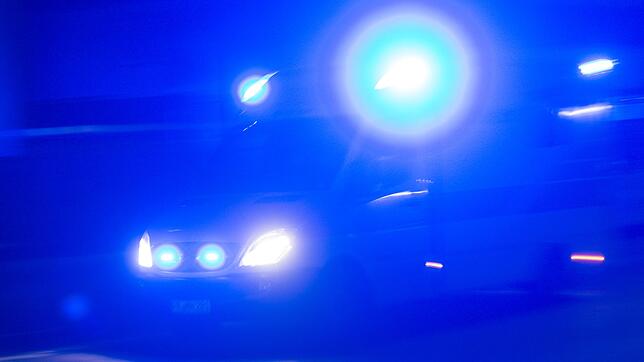 Der Rettungsdienst brachte den lebensgefährlich verletzten 37-Jährigen ins Krankenhaus. (Symbolbild)