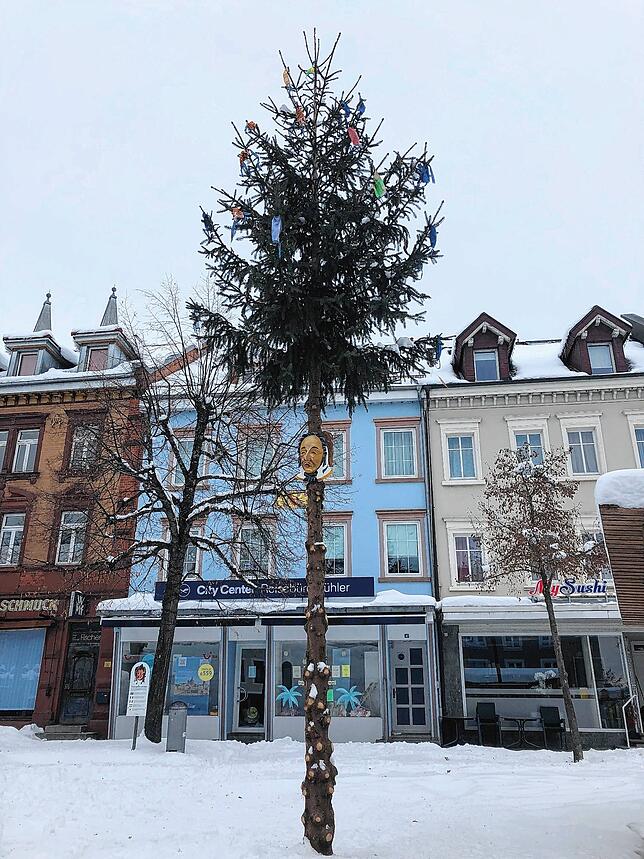Der fertig dekorierte Narrenbaum am Hanselbrunnen in Donaueschingen.