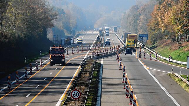 Blick auf die Baustelle an der Talbrücke Stockacher Aach an der A98 beim Autobahnparkplatz Nellenburg.