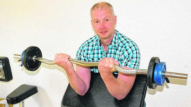 Pfarrer Bernhard Stahlberger sucht nach neuen Formen der Seelsorge. Das Bild zeigt ihn im Wendegym genannten Fitnessraum der Pfarrgemeinde.