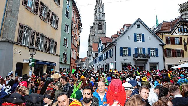 Bild : Bunt, bunter, Konstanzer Fasnacht: So fantasievoll geht es auf dem Münsterplatz zu