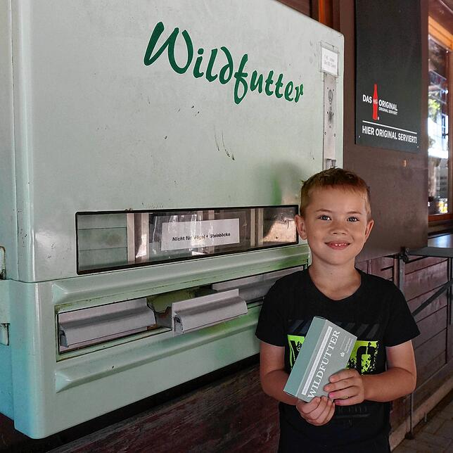 Das Richtige füttern: Luca aus Laufenburg hat gerade ein Päckchen Futter aus dem Automaten gelassen, außer für Vögel und Steinböcke, ist ...