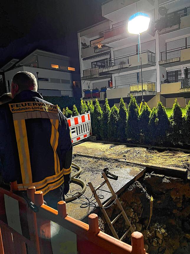 Bild 4: Wasserrohrbruch hat Folgen: Asphalt-Stück unter Auto bricht ein