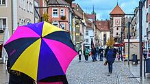 Wo Regen gefährlich werden kann, zeigt die Stadt auf. Foto: Roland Sprich