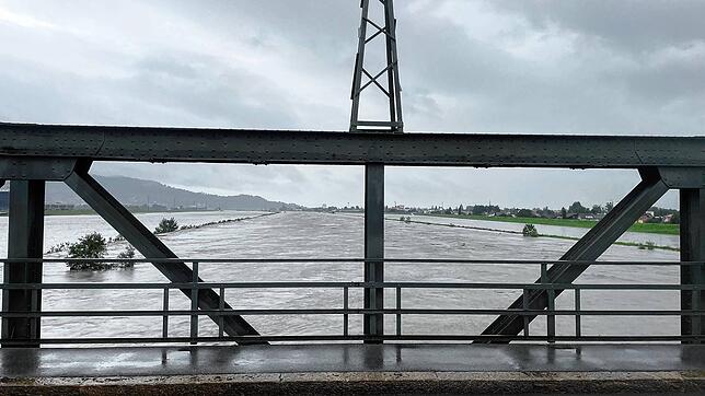 Der Rhein ist bei Lustenau, rund zehn Kilometer vor der Mündung in den Bodensee, über die Ufer getreten. Ein Bild von Montagmorgen, 7 Uhr.