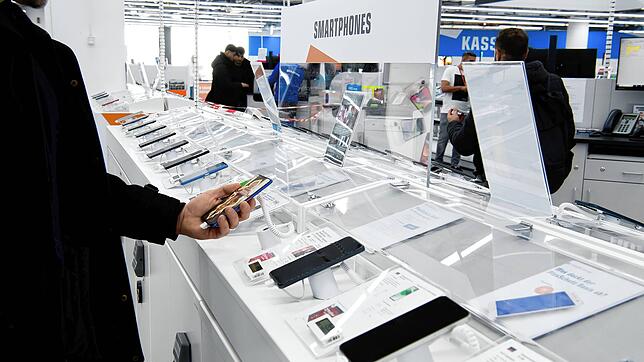 Beim Smartphone-Kauf muss es nicht immer das neueste und teuerste Modell sein. Auch günstige Geräte schaffen die wichtigsten Funktionen.